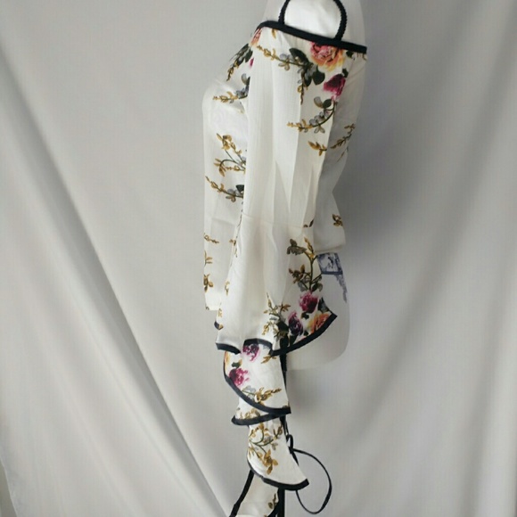 Trendy Off Shoulder Bell Sleeve Floral Blouse - Picture 4 of 7